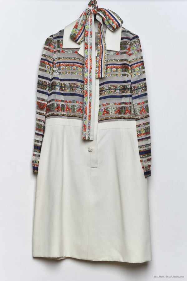 MARC VAUGHAN - 1960'S - ROBE - SOIE, CRÊPE, VOILE, FACONNÉ - ÉCRU, MULTICOLORE…