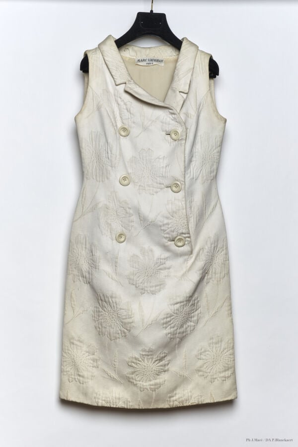 MARC VAUGHAN - 1960'S - ROBE - SOIE MÉLANGÉE, DAMASSÉE - ÉCRU - GRIFFE BLANCHE,…