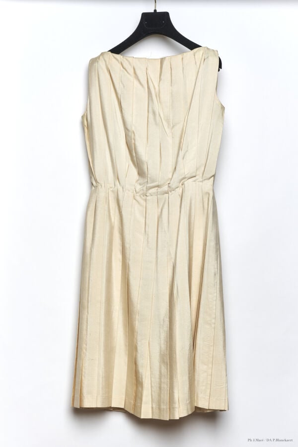 MARC VAUGHAN - 1960'S - ROBE - SOIE SAUVAGE - IVOIRE - SANS GRIFFE - PROVENANCE…