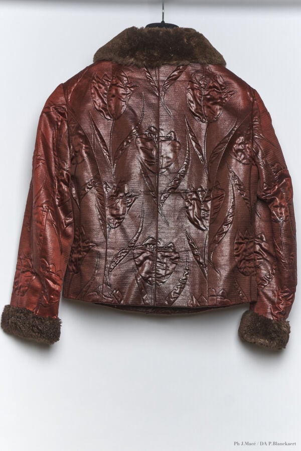 MARC VAUGHAN - 1960'S - VESTE - MATELASSÉE, TISSU LAQUÉ, FAUSSE FOURRURE - BRIQ…