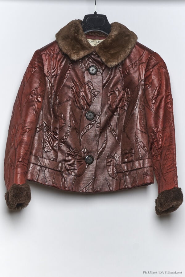 MARC VAUGHAN - 1960'S - VESTE - MATELASSÉE, TISSU LAQUÉ, FAUSSE FOURRURE - BRIQ…