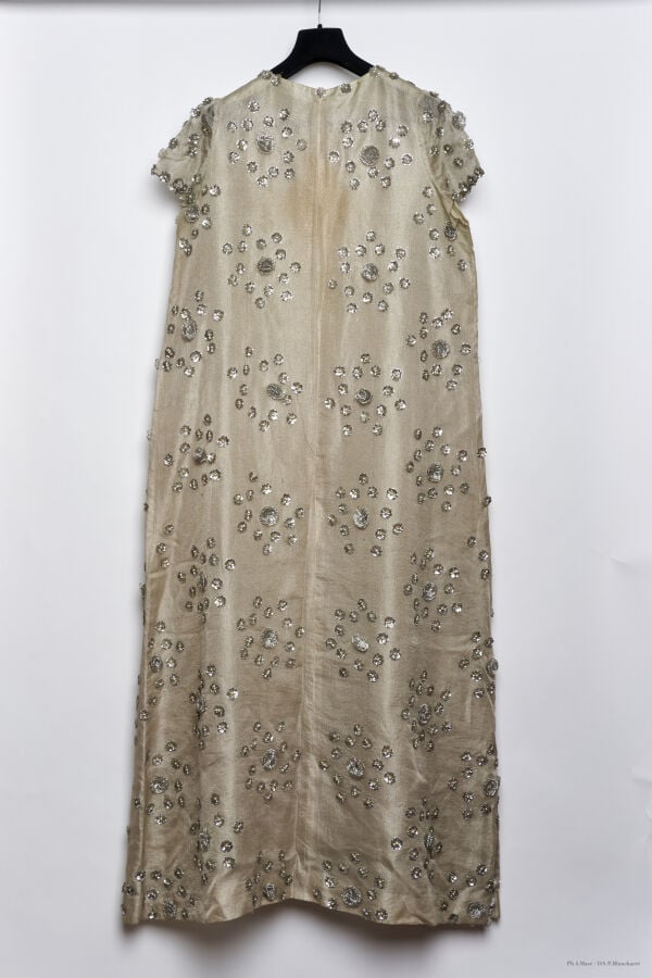 MARC VAUGHAN - 1960/70'S - ROBE D'HÔTESSE - SOIE LAMÉE - CHAMPAGNE, ARGENT - BR…