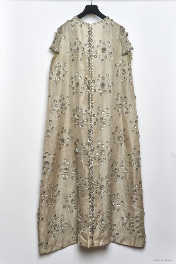 MARC VAUGHAN - 1960/70'S - ROBE D'HÔTESSE - SOIE LAMÉE - CHAMPAGNE, ARGENT - BR…