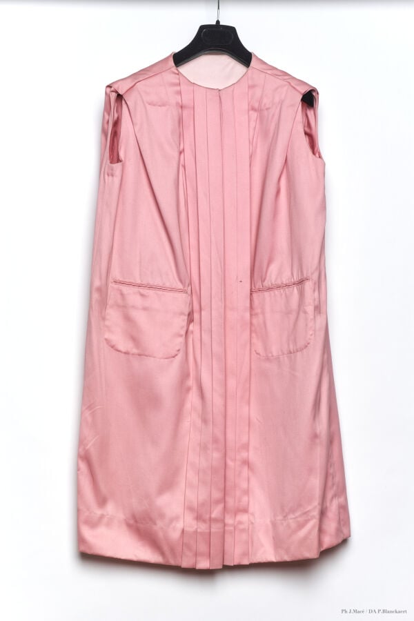 MARC VAUGHAN - 1960/70'S - ROBE-MANTEAU - SATIN DE COTON - ROSE BONBON - SANS G…