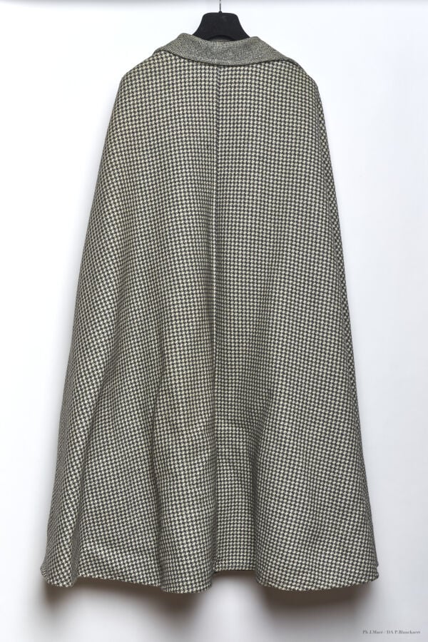 MARC VAUGHAN - 1970'S - CAPE - LAINAGE DOUBLE FACE - GRIS SOURIS, ÉCRU - MOTIF…