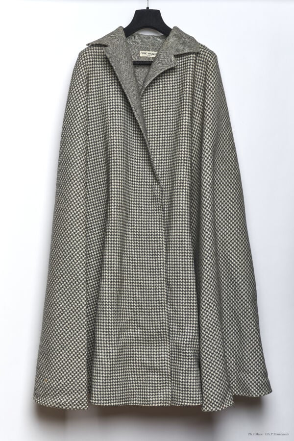 MARC VAUGHAN - 1970'S - CAPE - LAINAGE DOUBLE FACE - GRIS SOURIS, ÉCRU - MOTIF…
