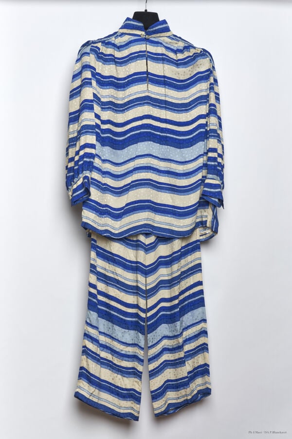 MARC VAUGHAN - 1970'S - ENSEMBLE : BLOUSE, PANTALON - SOIE IMPRIMÉE ET FACONNÉE…