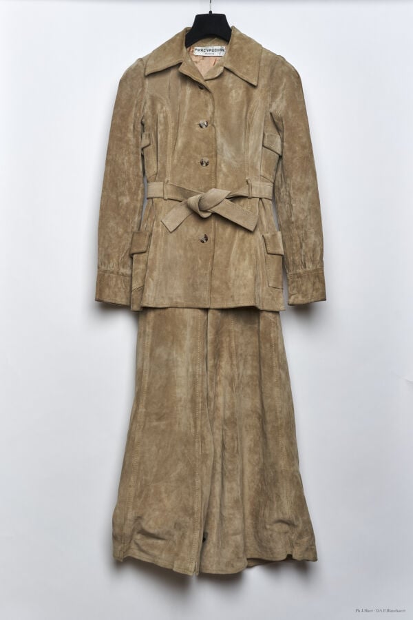MARC VAUGHAN - 1970'S - ENSEMBLE : VESTE, PANTALON PATTES D'ÉLÉPHANT - PEAU - M…