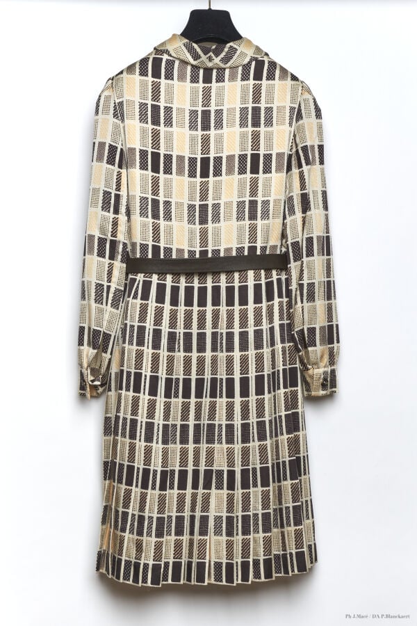 MARC VAUGHAN - 1970'S - ROBE - SOIE - ÉCRU, CHOCOLAT, PÊCHE - CEINTURE CUIR - G…