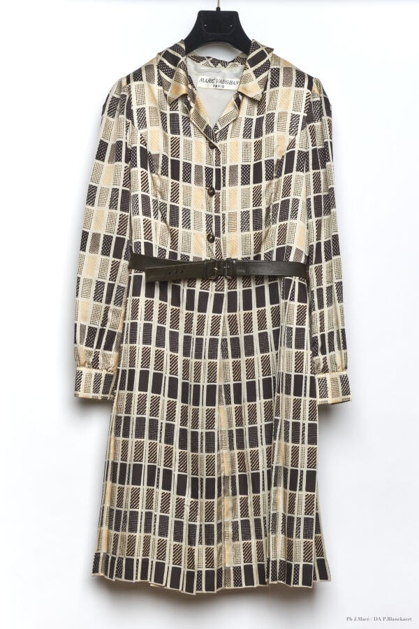 MARC VAUGHAN - 1970'S - ROBE - SOIE - ÉCRU, CHOCOLAT, PÊCHE - CEINTURE CUIR - G…