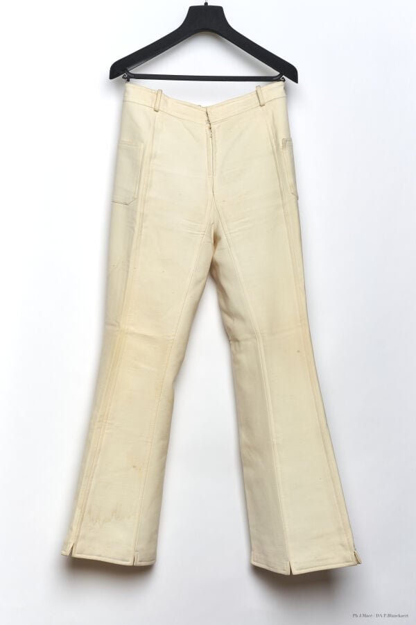 MARC VAUGHAN - 1973 - ENSEMBLE : CORSAGE, PANTALON - CRÊPE LAINE - IVOIRE - SUR…