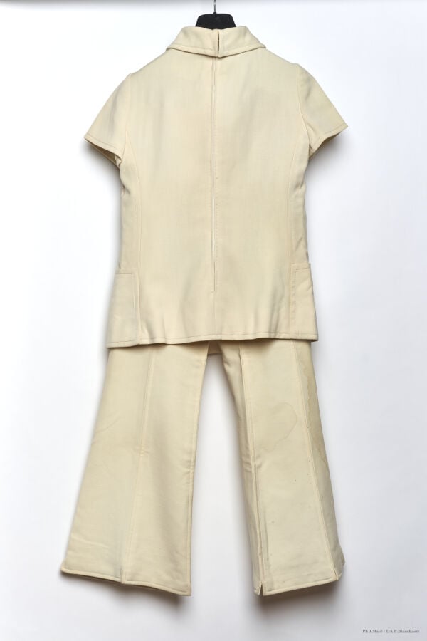 MARC VAUGHAN - 1973 - ENSEMBLE : CORSAGE, PANTALON - CRÊPE LAINE - IVOIRE - SUR…