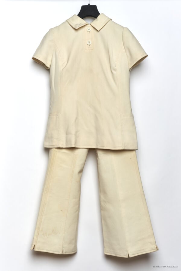 MARC VAUGHAN - 1973 - ENSEMBLE : CORSAGE, PANTALON - CRÊPE LAINE - IVOIRE - SUR…