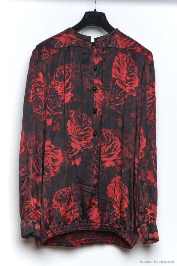 MARC VAUGHAN - 1980'S - CINQ BLOUSES - SOIE - DIVERSES - MOTIF FLORAL, QUATRE C…