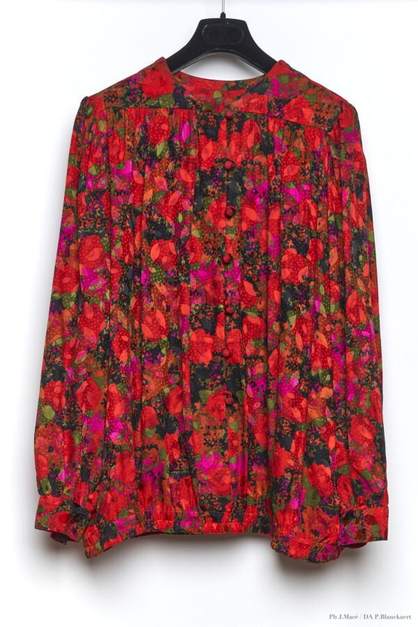 MARC VAUGHAN - 1980'S - CINQ BLOUSES - SOIE - DIVERSES - MOTIF FLORAL, QUATRE C…