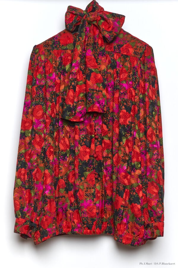 MARC VAUGHAN - 1980'S - CINQ BLOUSES - SOIE - DIVERSES - MOTIF FLORAL, QUATRE C…