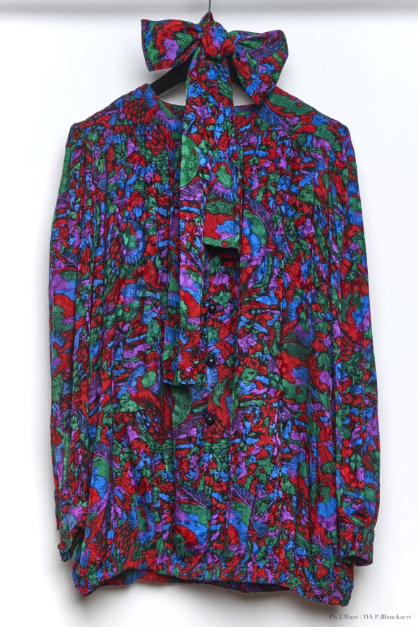 MARC VAUGHAN - 1980'S - CINQ BLOUSES - SOIE - DIVERSES - MOTIF FLORAL, QUATRE C…
