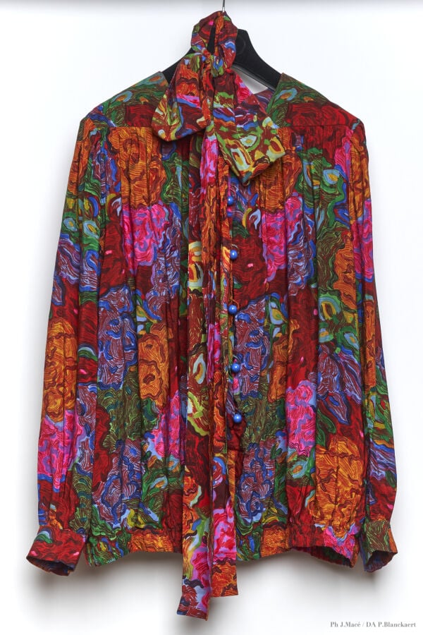 MARC VAUGHAN - 1980'S - CINQ BLOUSES - SOIE - DIVERSES - MOTIF FLORAL, QUATRE C…