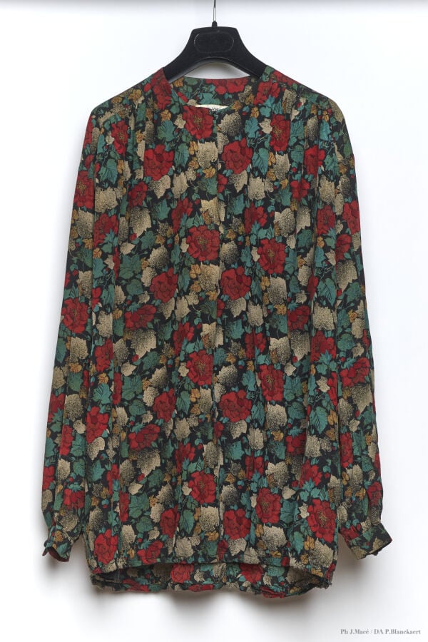 MARC VAUGHAN - 1980'S - CINQ BLOUSES - SOIE - DIVERSES - MOTIF FLORAL, QUATRE C…