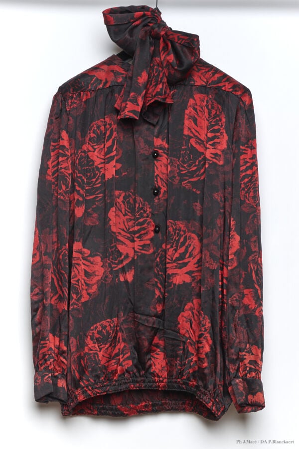 MARC VAUGHAN - 1980'S - CINQ BLOUSES - SOIE - DIVERSES - MOTIF FLORAL, QUATRE C…