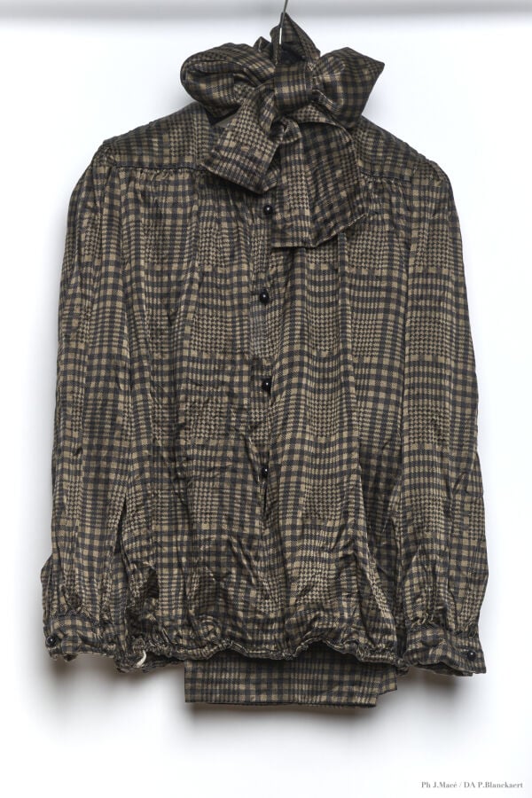 MARC VAUGHAN - 1980'S - ENSEMBLE : BLOUSE, PANTALON - SATIN DE SOIE - NOIR, BRO…