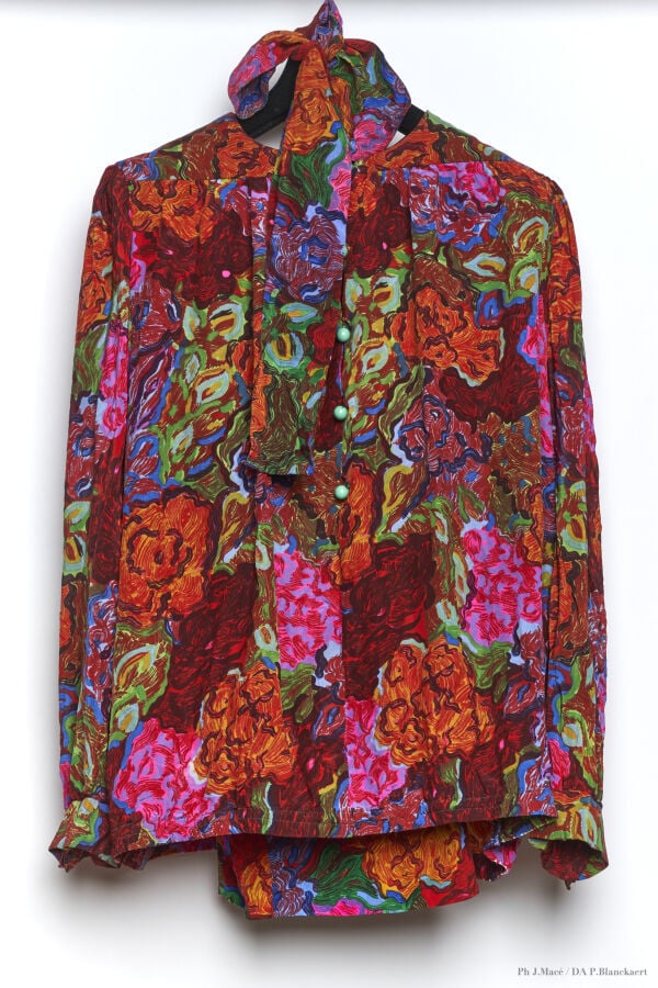 MARC VAUGHAN - 1980'S - ENSEMBLE : BLOUSE, PANTALON - SOIE IMPRIMÉE - MULTICOLO…