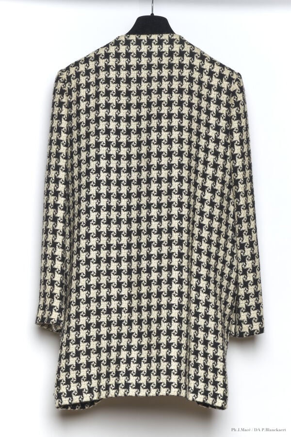 MARC VAUGHAN - 1980'S - MANTEAU - LAINAGE FACONNÉ - NOIR, BLANC - MOTIF PIED DE…