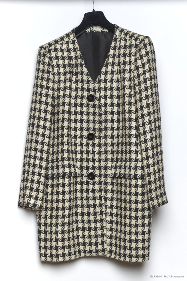 MARC VAUGHAN - 1980'S - MANTEAU - LAINAGE FACONNÉ - NOIR, BLANC - MOTIF PIED DE…