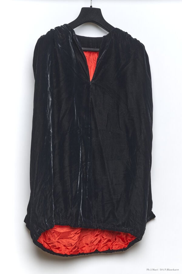 MARC VAUGHAN - 1980'S - ROBE-TUNIQUE - VELOURS SOIE - NOIR - BOUTONS PÂTE DE VE…