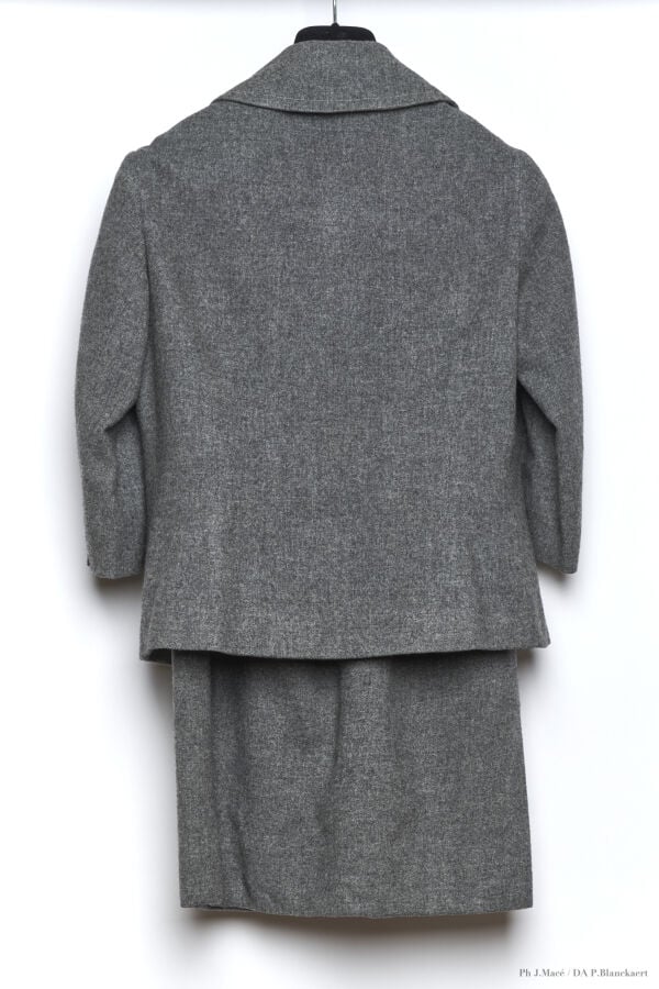MARC VAUGHAN (ATTRIBUÉ À) - CIRCA 1960 - TAILLEUR - FLANELLE - GRISE - SURPIQUR…