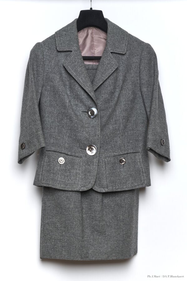 MARC VAUGHAN (ATTRIBUÉ À) - CIRCA 1960 - TAILLEUR - FLANELLE - GRISE - SURPIQUR…