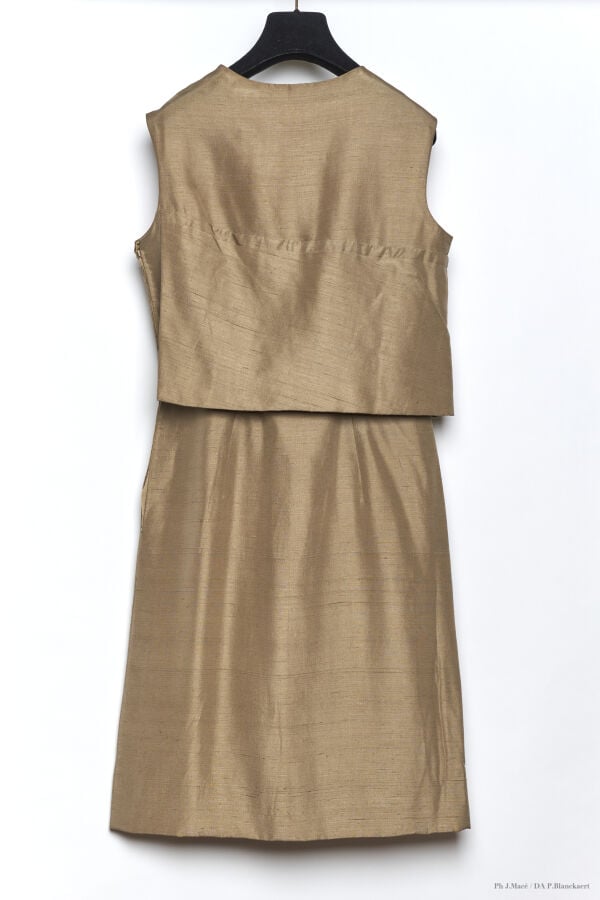 MARC VAUGHAN (ATTRIBUÉE À) - 1960'S - ROBE - SOIE SAUVAGE - MASTIC - PROVENANCE…