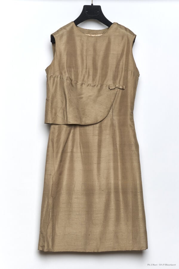 MARC VAUGHAN (ATTRIBUÉE À) - 1960'S - ROBE - SOIE SAUVAGE - MASTIC - PROVENANCE…