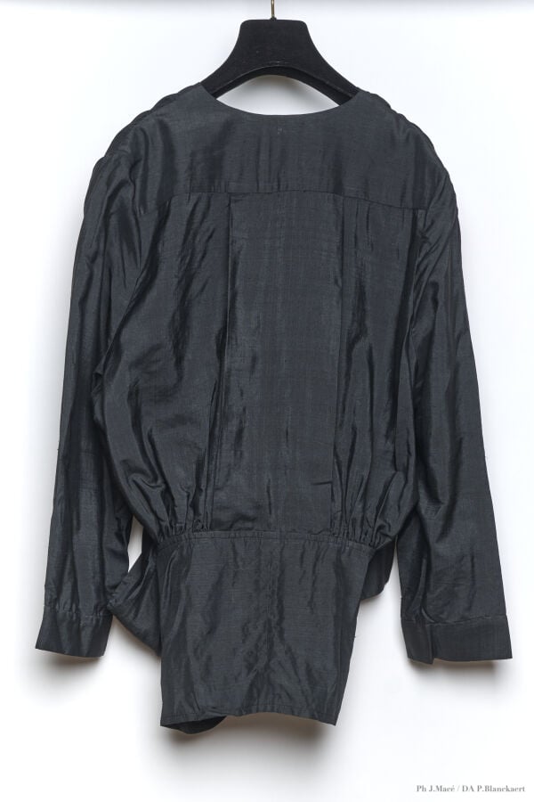 MARC VAUGHAN (ATTRIBUÉE À) - 1970'S - BLOUSE - SHANTUNG - NOIR - BOUTONS VELOUR…