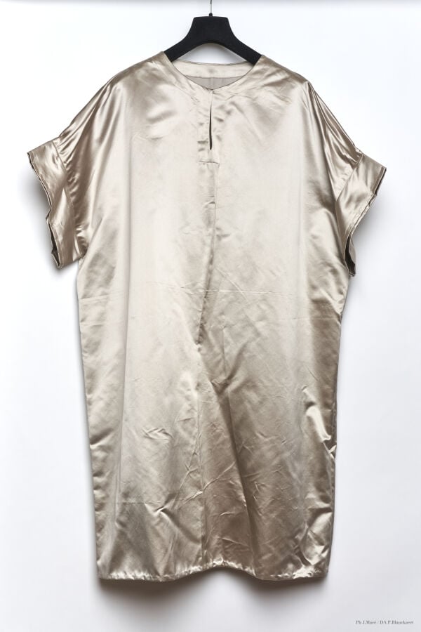 MARC VAUGHAN (ATTRIBUÉE À) - 1970/80'S - ROBE - SATIN - CHAMPAGNE - SURPIQURES…