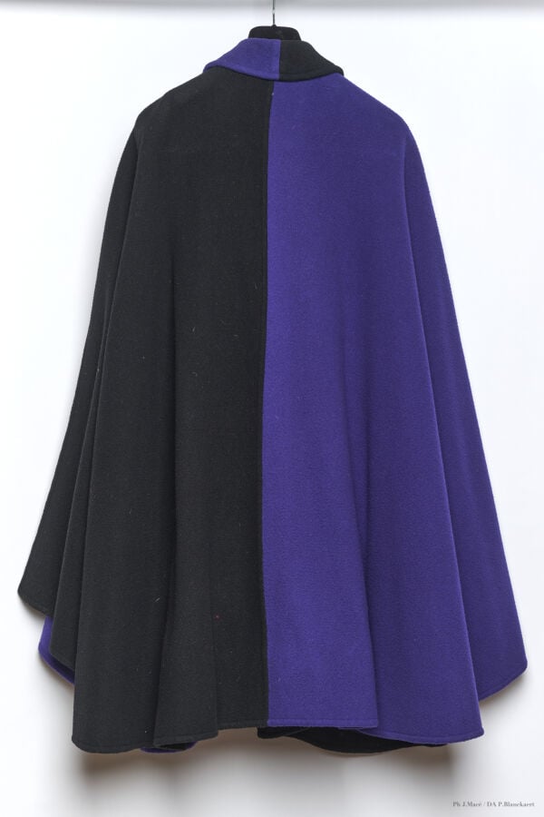 MARC VAUGHAN - CIRCA 1980 - CAPE - ÉPAIS LAINAGE - NOIR, VIOLET - FENTES CÔTÉS…