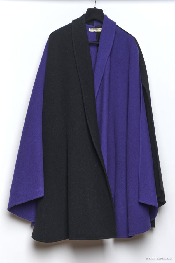 MARC VAUGHAN - CIRCA 1980 - CAPE - ÉPAIS LAINAGE - NOIR, VIOLET - FENTES CÔTÉS…
