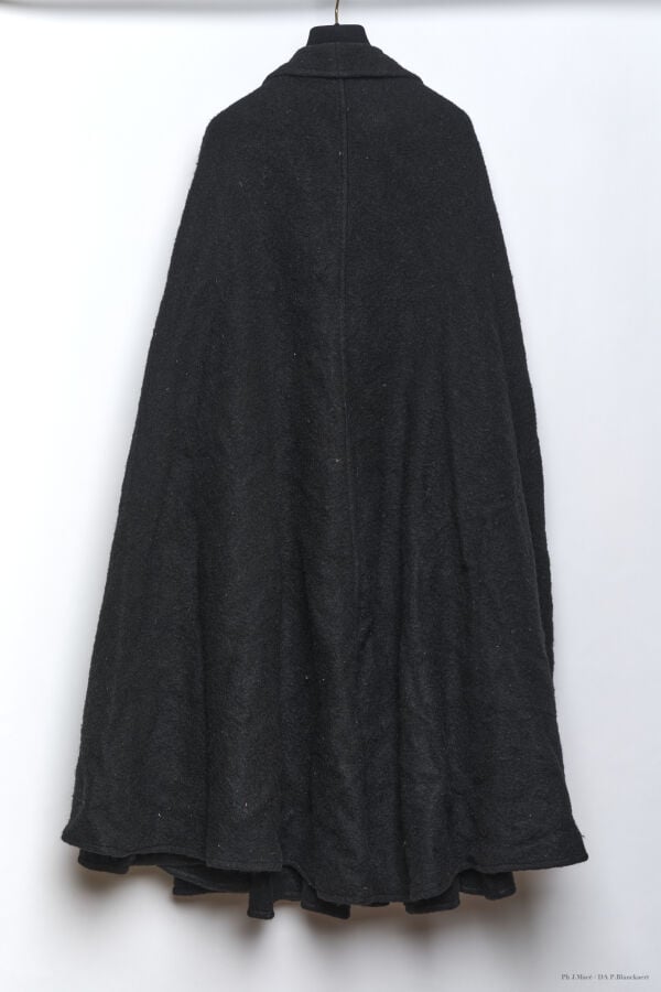 MARC VAUGHAN - CIRCA 1980 - CAPE - LAINE, MOHAIR - NOIR - FENTES CÔTÉS - GRIFFE…