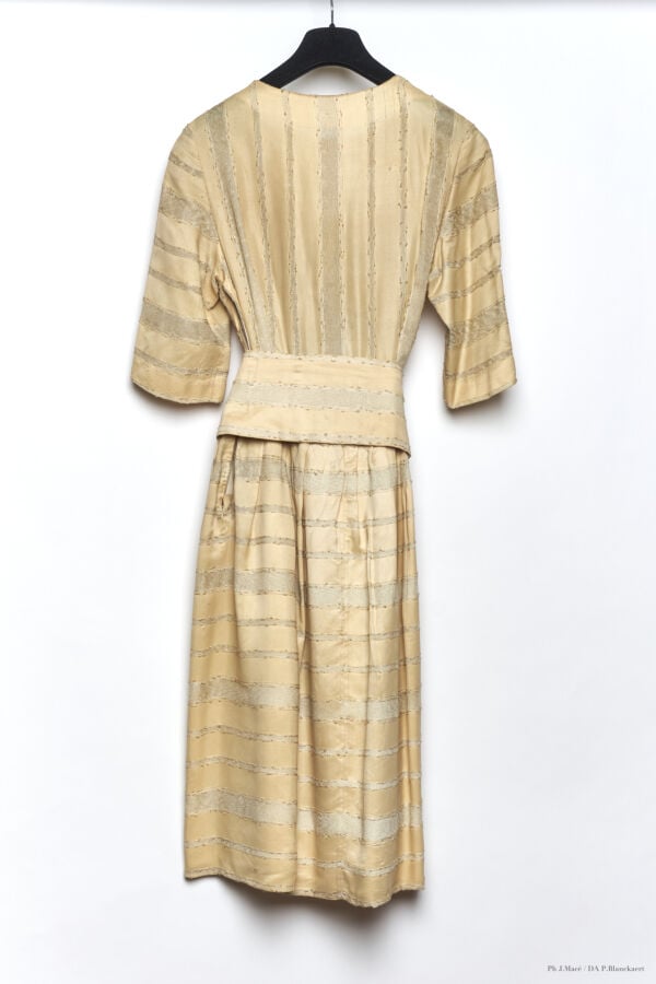 MARC VAUGHAN - LATE 1950'S - ROBE - SOIE - IVOIRE - EFFET D'ENTRELACS EN GAZE,…