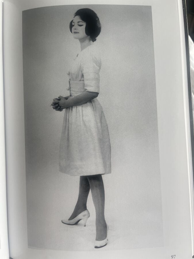 MARC VAUGHAN - LATE 1950'S - ROBE - SOIE - IVOIRE - EFFET D'ENTRELACS EN GAZE,…