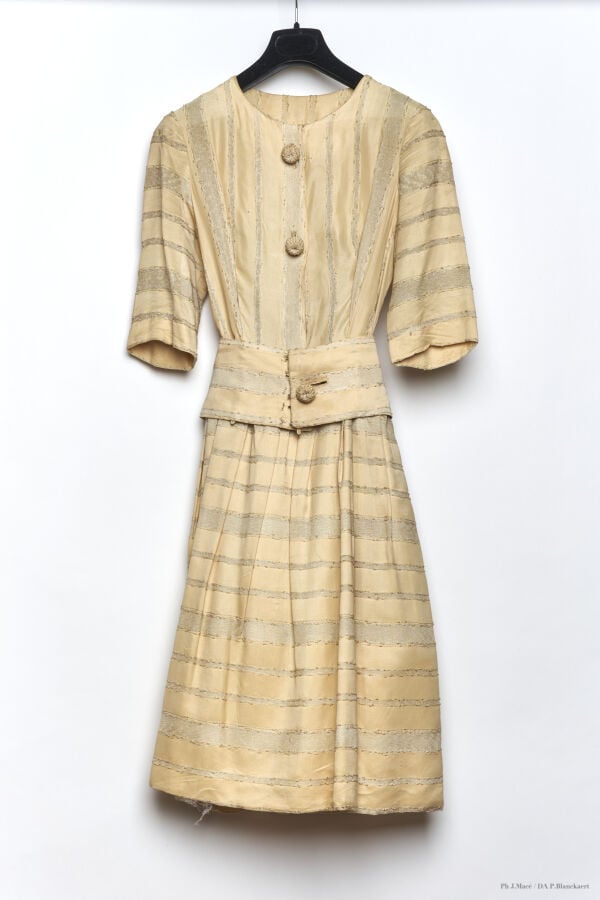 MARC VAUGHAN - LATE 1950'S - ROBE - SOIE - IVOIRE - EFFET D'ENTRELACS EN GAZE,…