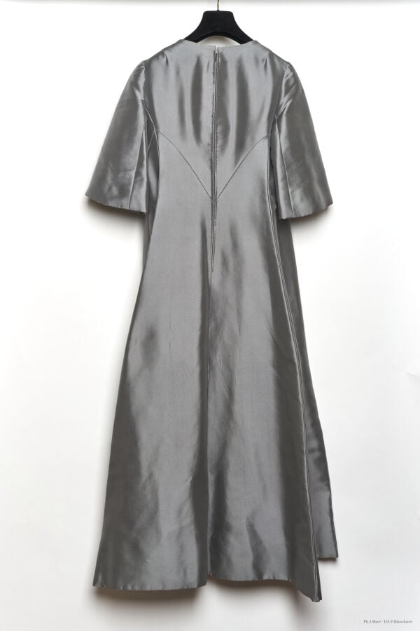 MARC VAUGHAN - LATE 1960'S - ROBE D'HÔTESSE - SOIE - GRIS ACIER - EFFET DE DÉCO…
