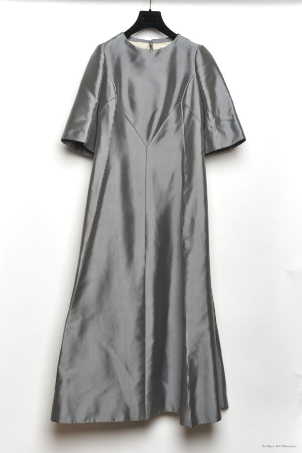 MARC VAUGHAN - LATE 1960'S - ROBE D'HÔTESSE - SOIE - GRIS ACIER - EFFET DE DÉCO…