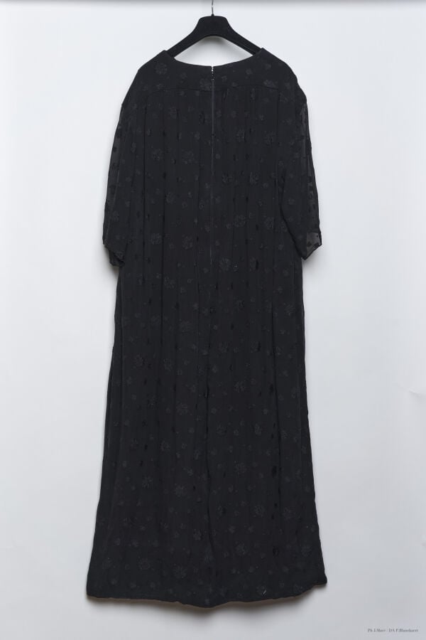 MARC VAUGHAN - LATE 1970'S - ROBE D'HÔTESSE - MOUSSELINE CRÉPON, REBRODÉE, SOIE…