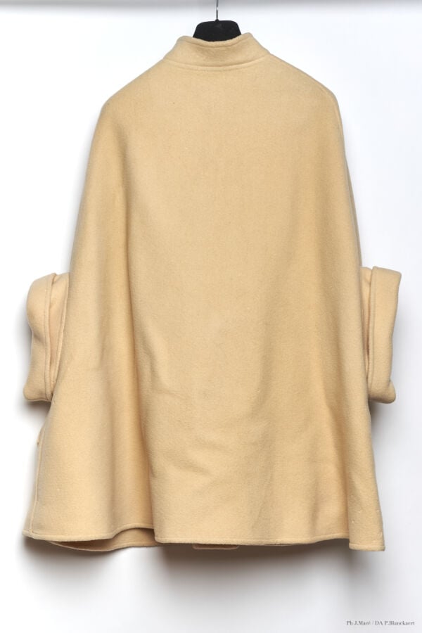 MARC VAUGHAN - PROBABLEMENT MODÈLE DE DÉFILÉ, N°3 - 1960/70'S - MANTEAU-CAPE -…