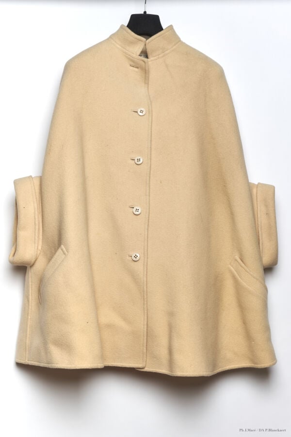 MARC VAUGHAN - PROBABLEMENT MODÈLE DE DÉFILÉ, N°3 - 1960/70'S - MANTEAU-CAPE -…
