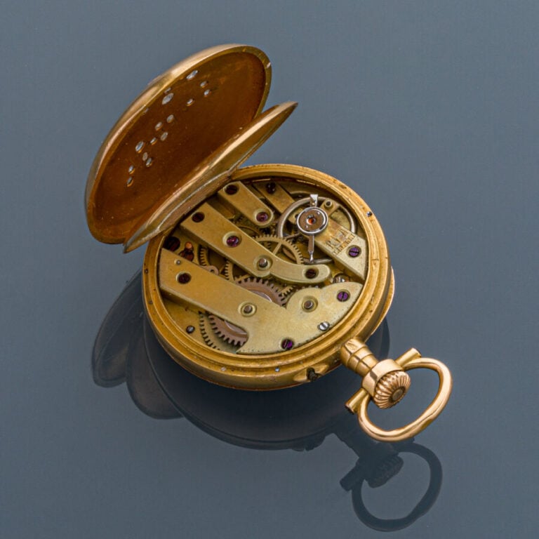 MONTRE de COL en or jaune (750‰) ciselé à décor de fleurs et serti de diamants…
