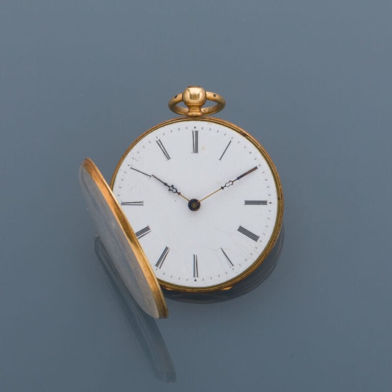 MONTRE de POCHE en or jaune (750‰) finement guilloché et ciselé à décor de volu…