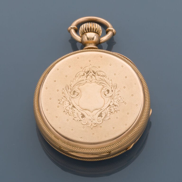 MONTRE de POCHE en or rose (750‰) entièrement guilloché et ciselé à motifs de f…