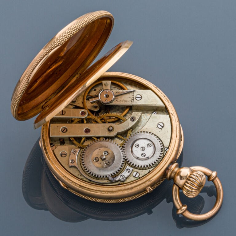 MONTRE de POCHE en or rose (750‰) entièrement guilloché et ciselé à motifs de f…